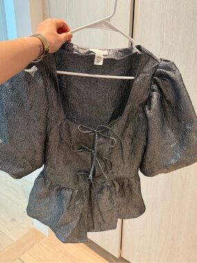 H&M Black Puff-Sleeve Lace-Up Peplum Top